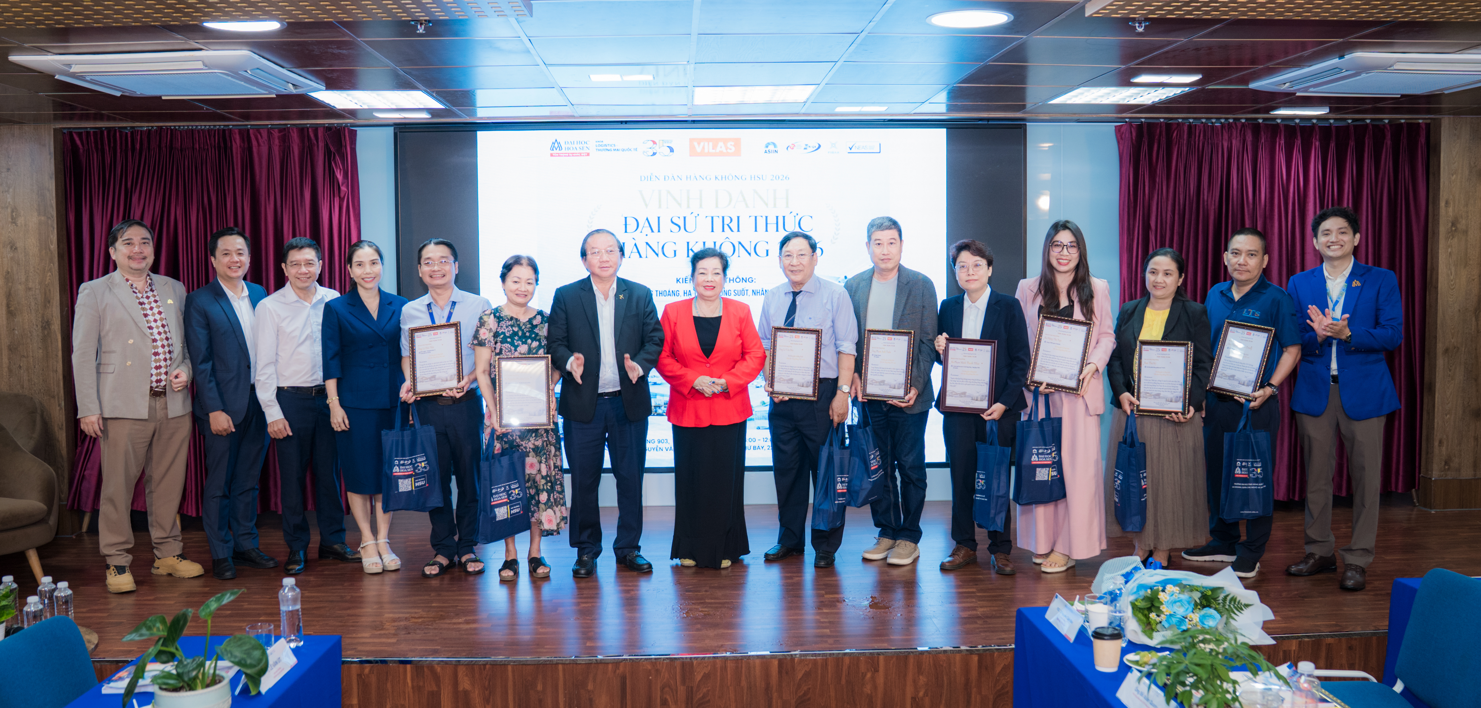 Đại diện Instulink xuất sắc nhận danh hiệu ''Đại sứ Tri thức Hàng không'' tại Diễn đàn Hàng không HSU 2026